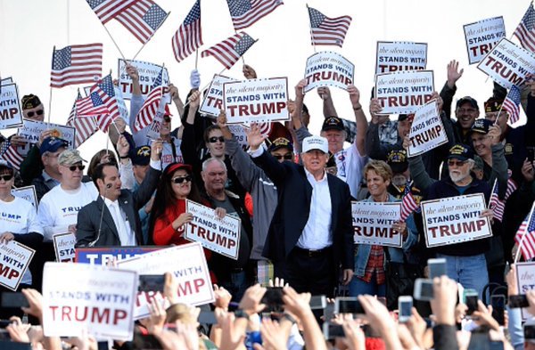 trump-rally-fans-outside